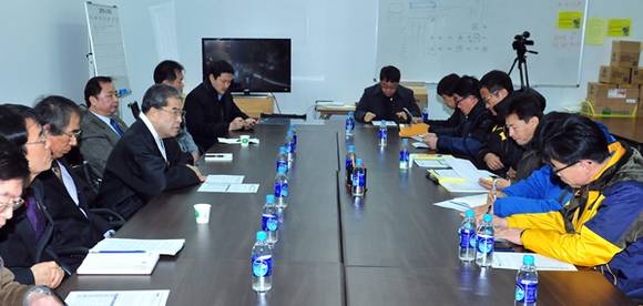 이재정 경기도교육감이 경기도교육청이 준비하고 있는 1주기 준비 사업 진행에 대해 유가족들에게 설명하고 있다.(사진=경기도교육청 제공)