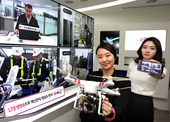 LG유플러스 네트워크 직원들이 서울 관제센터에서 부산에서 발생한 장애를 LTE생방송 서비스를 이용해 조치하고 있는 모습(사진 제공: LG유플러스)