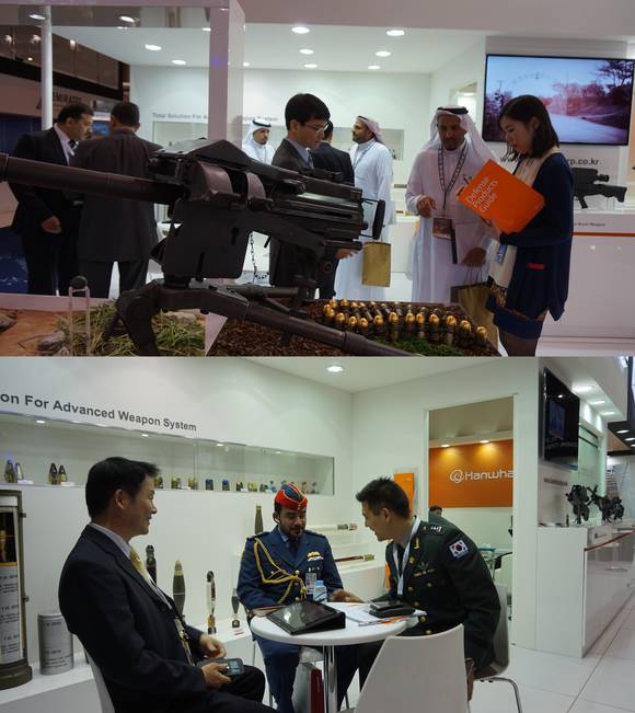 (주)한화가 ‘IDEX 2015’에 참가해 ‘천무’ 등 신형무기체계를 현지 고객들에게 설명하고 있다(사진 제공: (주)한화)