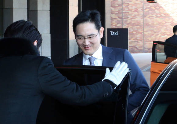 이재용 삼성전자 부회장이 24일 서울 신라호텔에서 페이팔 창업자 피터 틸과 회동을 마친 뒤 호텔을 나서고 있다(사진: 연합뉴스)