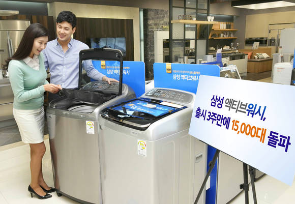 삼성전자 모델들이 25일 논현동 삼성 디지털프라자 강남본점에서 애벌빨래까지 가능한 신개념 세탁기 '액티브워시'를 소개하고 있다(사진 제공: 삼성전자)