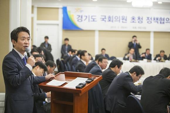 남경필 경기도지사가 25일 38명의 국회의원이 참석한 가운데 경기도정의 주요 현안에 대해 직접 프레젠테이션을 하고 있다.(사진=경기도 제공)