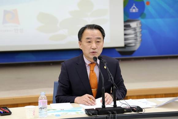 한.중 FTA 체결 임박에 따른 농민들의 피해를 최소화 하기 위해 열정을 다하겠다고 말하고 있는 황은성 안성시장(사진=안성시 제공)