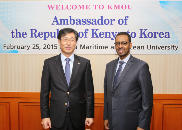 왼쪽부터 박한일 한국해양대 총장, 모하메드 겔로 주한 케냐 대사. (사진제공=한국해양대)