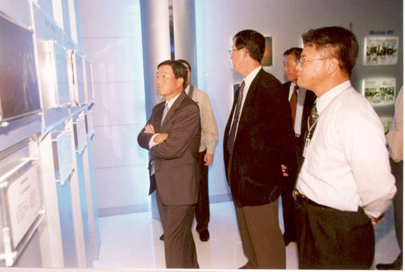 2000년 9월 LG필립스LCD 구미공장을 방문해 LCD 사업현황을 점검하고 있는 구본무 회장(사진: LG 구본무 회장 홈페이지)