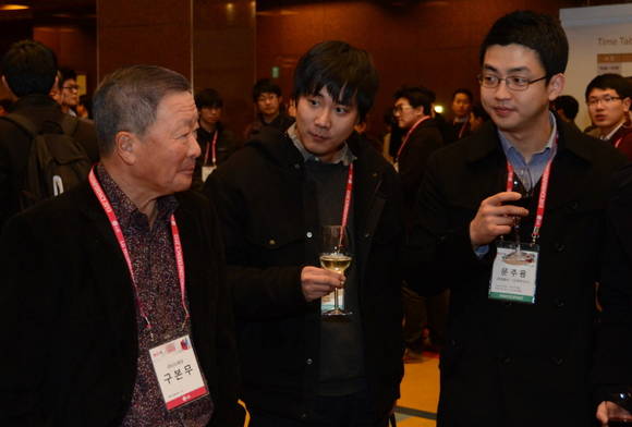 2013년 LG테크노콘퍼런스에 참가해 젊은 임직원들과 담소를 나누고 있는 구본무 회장(사진: LG 구본무 회장 홈페이지)