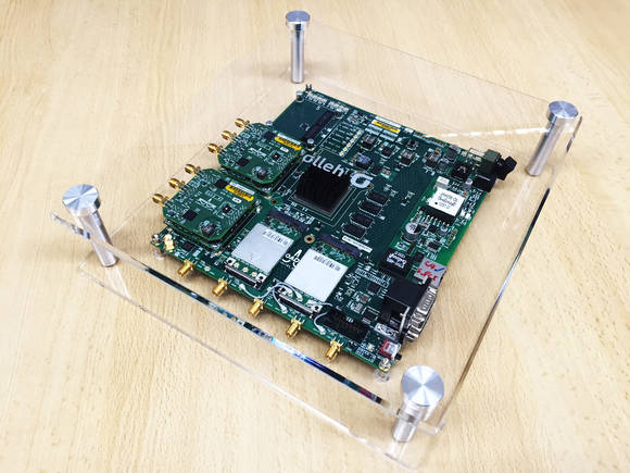 KT와 브로드컴이 공동 개발한 ‘트리플 모드 셀’ 시제품. 다음달 2일 스페인 바르셀로나에서 열리는 ‘MWC 2015’에서 세계 최초로 공개된다(사진 제공: KT)