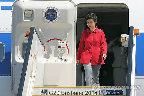 지난해 11월 14일 오전 박근혜 대통령이 G20 정상회의 개최지인 호주 브리즈번 국제공항에 도착, 전용기에서 내리고 있다(사진: 연합뉴스)