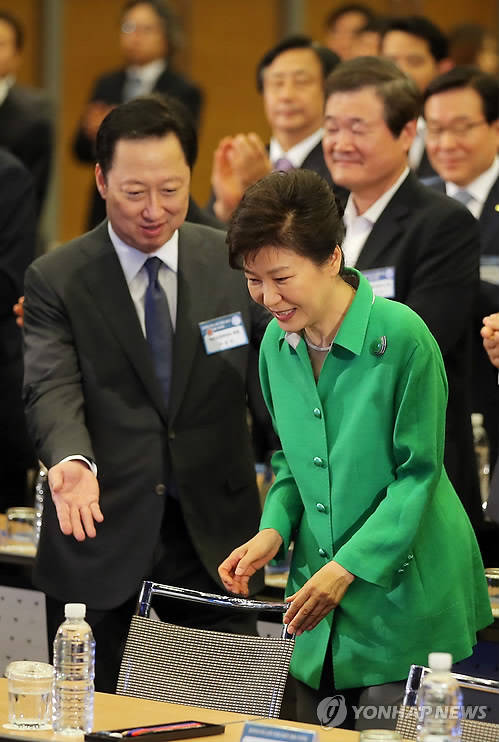 지난해 7월 7일 오전 박근혜 대통령이 서울 중구 대한상공회의소에서 열린 '중앙아시아 순방 경제사절단 합동 토론회'에 참석, 박용만 대한상의 회장의 안내를 받으며 자리로 향하고 있다(사진: 연합뉴스)