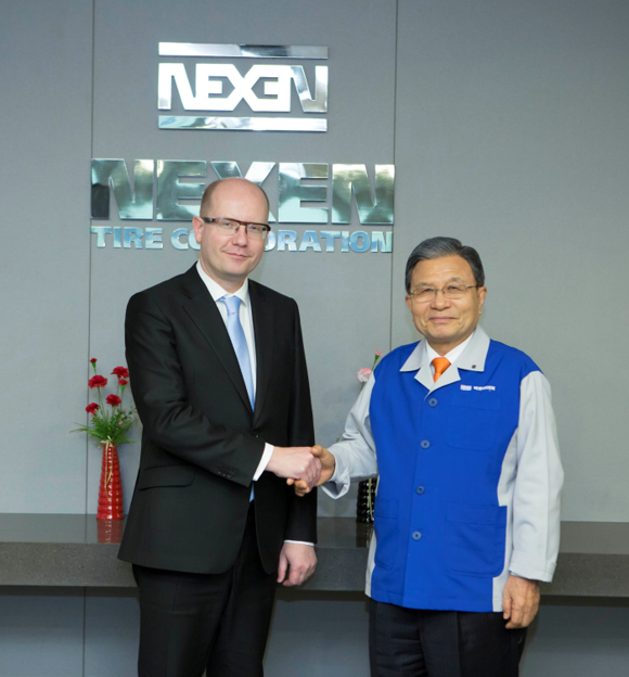 27일 넥센타이어 창녕공장을 방문한 보후슬라프 소보트카 체코 총리(왼쪽)와 강병중 넥센타이어 회장이 기념촬영을 하고 있다. (사진제공=넥센타이어)