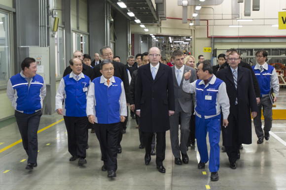 27일 보후슬라프 소보트카 체코 총리 일행이 강병중 넥센타이어 회장을 비롯한 임직원들과 넥센타이어 창녕공장을 둘러보고 있다.