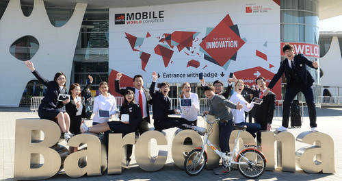 모바일 월드 콩그레스(MWC) 개막을 앞두고 2월 28일 스페인 바로셀로나 피라그란비아 전시장 앞에서 국내참가업체 KT 직원들과 전시요원에 나선 한국과학영재학교 학생들이 5G를 이용한 사물이동통신 시연을 해보며 기념포즈를 취하고 있다. (사진=연합뉴스)