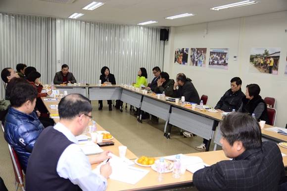 동두천시 사회적경제기업인 20여명이 참석한 가운데 홍석우 경기도의회 의원과 정혜숙 중기센터 서민경제본부장이 기업인들의 애로를 청취하고 있다.(사진=중기센터 제공)