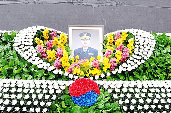 지난 27일 화성 남양동에서 엽총 살인사건의 피의자를 제압하려다 순직한 (고) 이강석 경정(사진=경기경찰청 제공)