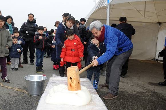 곽상욱 오산시장이 정월대보름 큰잔치에 구경나온 한 어린이와 즐거운 시간을 보내고 있다.(사진=오산시 제공)