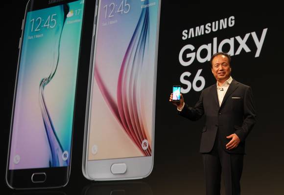 스페인 바르셀로나 컨벤션센터에서 열린 ‘삼성 갤럭시 언팩 2015’에서 신종균 삼성전자 IM부문 대표가 ‘갤럭시S6’와 ‘갤럭시S6 엣지’를 공개하고 있다(사진: 연합뉴스)