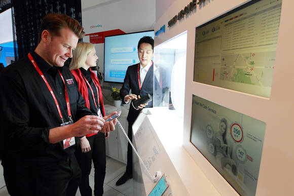 ‘MWC 2015’ KT 전시 부스에서 ‘스마트 에어 케어’를 시연하고 있다(사진 제공: KT)