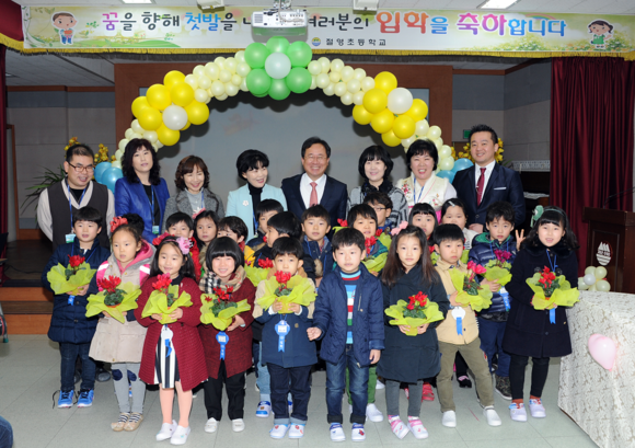 2일부터 부산에서 처음으로 혁신학교로 운영되는 영도구 절영초등학교가 이날 오전 김석준 교육감(가운데)이 참석한 가운데 입학식을 갖고 있다. (사진제공=부산교육청)