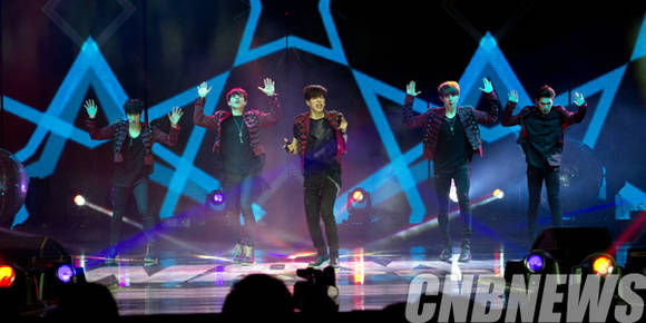 와팝콘서트를 펼치고 있는 그룹 24K.