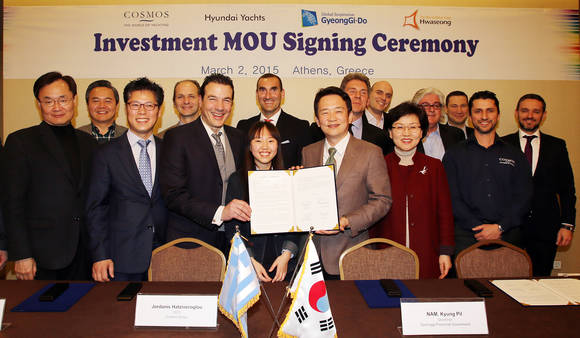 그리스 현재시각 2일 오후 유럽출장 중인 남경필 경기도지사가 그리스 아테네에 있는 디바니 카라벨 호텔에서 죠다니스 해지베로글로우 코스모스 요팅 대표, 니콜라스 모이지디스 이사와 현대요트 도순기 대표, 이화순 화성시 부시장 등이 함께 한가운데 그리스 코스모스 요트社와 경기도간 합작투자 협약을 체결하고 참석자들과 기념촬영을 하고 있다.(사진=경기도 제공)