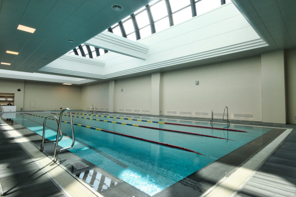 피트니스 클럽 실내수영장 내부.
