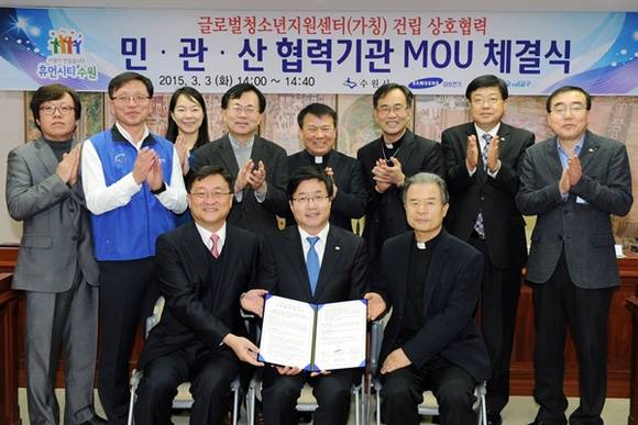 아래 왼쪽부터 류승모 삼성전기 인사팀장, 염태영 시장, 이용훈 천주교수원교구유지재단 이사장 (사진=수원시 제공)