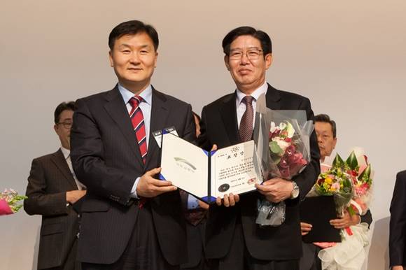 사진 오른쪽 박성권 경기도시공사 도시재생본부장(사진=경기도시공사 제공)