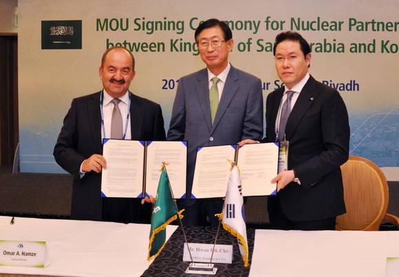 ‘한-사우디 원자력 협력 MOU 서명식’에서 사우디아라비아 SSEM社 오마르 A 함자 대표(왼쪽), 한국전력공사 조환익 사장(중간), 효성 조현상 전략본부 부사장(오른쪽)이 사우디 아라비아 원전 건설의 안정적인 전력 기자재 공급을 지원하는 MOU(양해각서)를 체결했다(사진 제공: 효성)