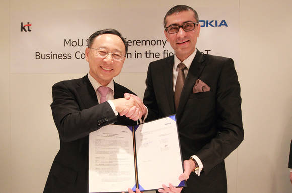 KT 황창규 회장과 노키아 라지브 수리 CEO가 ‘MWC 2015’에서 ‘LTE-M’을 세계 최초로 시연하며 IoT와 5G 분야의 협력을 강화하기로 했다(사진 제공: KT)