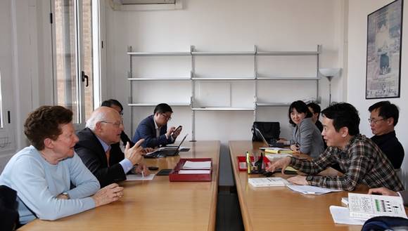 이탈리아 현지시각 3일 오후 3시 이탈리아 에밀리아로마냐 주 볼로냐에 있는 볼로냐대학에서 남경필 경기도지사가 사회적경제 분야의 세계적 석학인 스테파노 자마니(경제학과)교수와 베라 자마니(경제학과)교수 부부를 90여 분 간 만나 이탈리아 협동조합의 성공 비결, 한국의 사회적 경제 활성화 방안 등에 대해 논의하고 있다.(사진=경기도 제공)