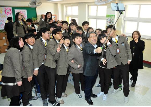 학생들과 기념 촬영을 하고 있는 이재정 경기교육감(사진=경기도교육청 제공)