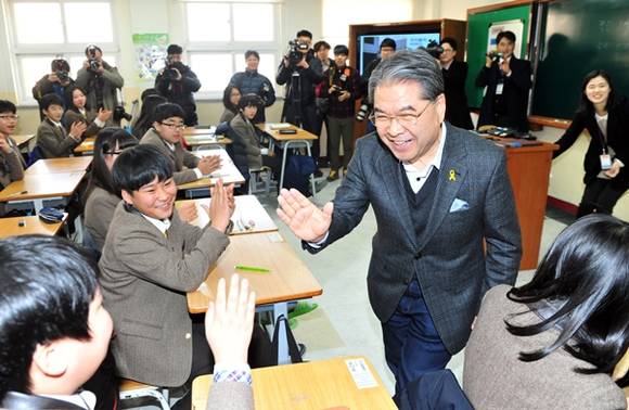 이재정 경기교육감이 4일 수원 서호중학교에서 학생들에게 첫 수업을 진행하고 있다.(사진=경기도교육청 제공)