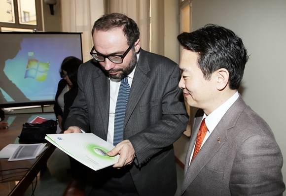 이탈리아 현지시각 4일 낮 12시 30분 이탈리아 로마에 있는 이탈리아 경제개발부 청사에서 남경필 경기도지사가 스테파노 피르포 경제개발부 산업정책/중소기업담당 총국장을 만나 이탈리아의 중소기업 육성정책과 일자리창출 정책을 주제로 환담 했다.(사진=경기도 제공)