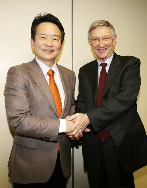 이탈리아 현지시각 4일 오후 3시 이탈리아 로마에 있는 라치오주정부 청사 회의실에서 남경필 경기도지사가 귀도 파비아니 라치오주 경제개발장관을 만나 양 지역 협력방안에 대해 논의했다.(사진=경기도 제공)