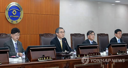 지난해 12월 17일 오전 정재찬 공정거래위원장이 정부세종청사 공정위 세종심판정에서 취임 후 처음으로 열린 전원회의를 주재하기 앞서 인사말을 하고 있다(사진: 연합뉴스)