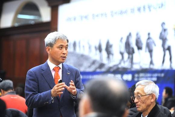 곽상욱 오산시장이 지난 4일부터 이틀간 이어진 시민과의 대화에서 시민들의 안전하고 행복한 오산시 건설을 위해 오산시의 역점 추진사항 등을 설명하고 의견을 나누는 대화의 시간을 마련 했다.(사진=오산시 제공)