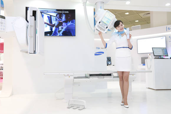 삼성전자 전시 도우미들이 의료기기를 소개하고 있다(사진 제공: 삼성전자)