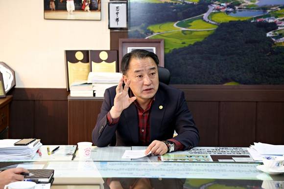 황은성 안성시장이 수도권과 충청권의 기업 투자 활성화를 촉진시키기 위해 제2경부고속도를 조기에 착공해야 한다고 말하고 있다.(사진=안성시 제공)