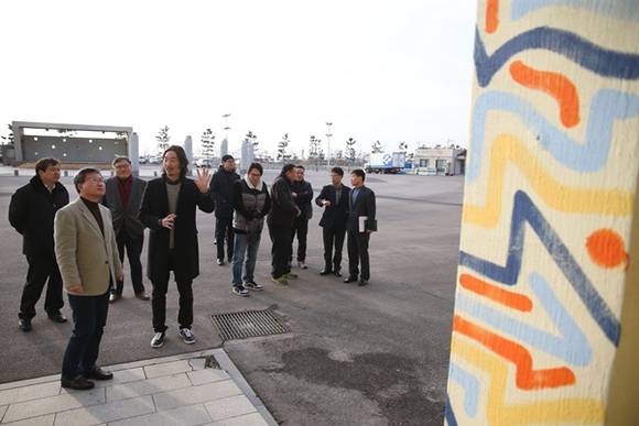 윤협 작가로부터 작품 설명을 듣고 있는 채인석 화성시장(사진=화성시 제공)