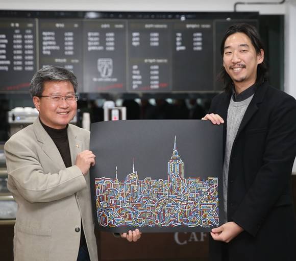 채인석 화성시장과 윤협 작가(사진=화성시 제공)