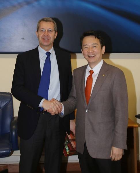 Benedetto Della Vedova 이탈리아 외교부 차관과 면담하고 기념촬영을 하고 있는 남경필 경기도지사(사진=경기도 제공)