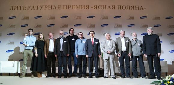 지난 5일(현지시간) 러시아 모스크바 국립도서관 파쉬코프하우스에서 열린 제13회 톨스토이 문학상 계획 발표 행사에 참석한 주요 인물들이 기념촬영을 하고 있다(사진 제공: 삼성전자)