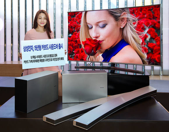 삼성전자 모델이 서초동 삼성전자 딜라이트에서 신제품 커브드 사운드바를 소개하고 있다(사진 제공: 삼성전자)