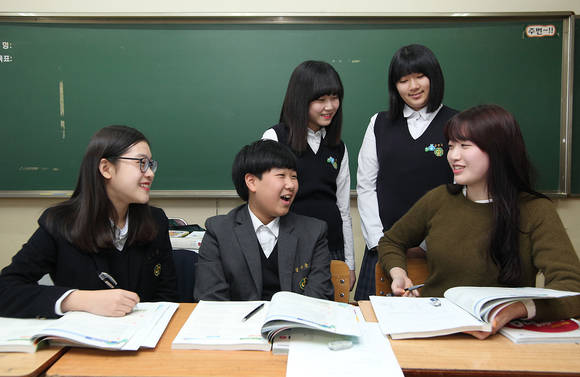 지난 9일 경기도 안산시 본오중학교에서 ‘2015 드림클래스 주중교실’을 개강하고 대학생 강사의 지도하에 중학생들이 영어 공부를 하고 있다(사진 제공: 삼성사회봉사단)