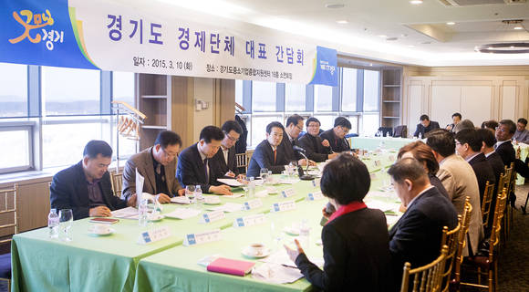 10일 오전 수원 경기도중소기업종합지원센터 16층에서 열린 "경기도 경제단체대표 간담회"에서 남경필 경기도지사가 도지사 현장방문 건의사항 조치결과를 보고 받고 기업애로 와 건의사항을 청취 및 토론 하고 있다.(사진=경기도 제공)