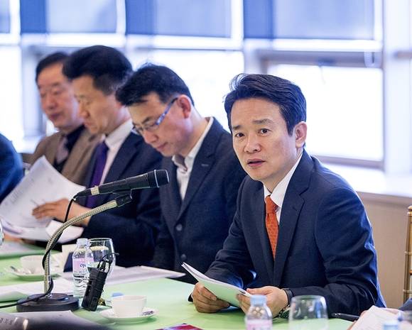 남경필 경기도지사가 도지사 현장방문 건의사항 조치결과를 보고 받고 기업애로 와 건의사항을 청취 및 토론 하고 있다.(사진=경기도 제공)