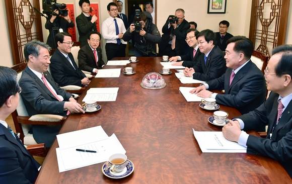 행정자치부 장관과 간담회를 갖고 있는 염태영 수원시장(사진=수원시 제공)