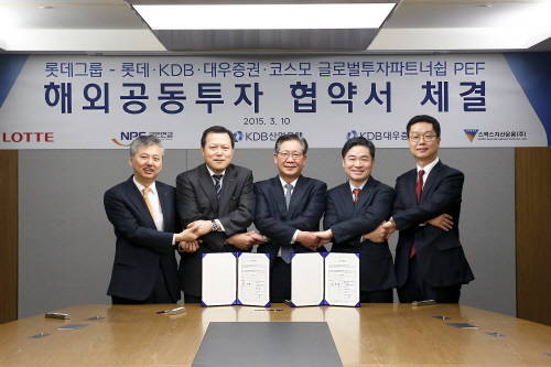 10일 소공동 롯데빌딩 24층 대회의실에서 해외 공동투자 협약서를 체결하고 기념촬영을 하고 있다. 사진 좌측부터 대우증권 홍성국 대표이사, 롯데 황각규 정책본부 사장, 국민연금 홍완선 본부장, 산업은행 김영모 부행장, 스팍스자산운용 장재하 대표이사. (사진제공=롯데그룹)