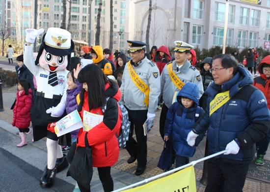 파주경찰서 김종구 서장 등 경찰과 윤후덕 국회의원 등 시의원 및 시민들 200여 명이 참여한 가운데 학교폭력 예방 켐페인을 하고 있다.