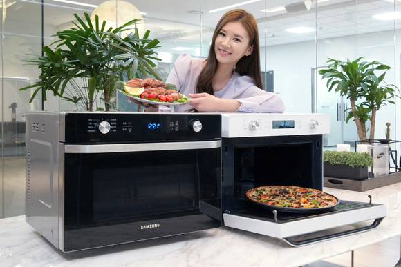 11일 삼성전자 수원사업장 생활가전동 프리미엄 하우스에서 삼성전자 모델이 ‘삼성 스마트오븐’을 소개하고 있다(사진 제공: 삼성전자)